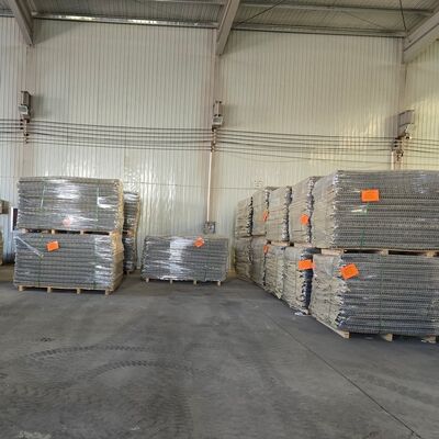 Flexible Defensive Barrier with Welded Mesh Easy Assembled Delivering Industrial Safety and Protective Barrier Performance