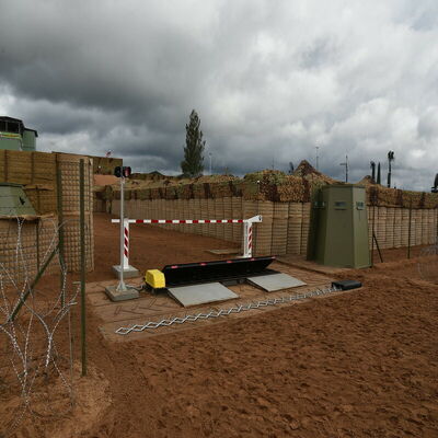 ব্যালিস্টিক পেরিমিটার প্রতিরক্ষা প্রতিরক্ষামূলক সুরক্ষা সুরক্ষা দৃঢ়তা বাধা 5 মিমি ওয়্যার বেসডন গ্যাবিয়ন ওয়াল বন্যার জন্য বালি ভরাট প্রতিরক্ষামূলক দেয়াল